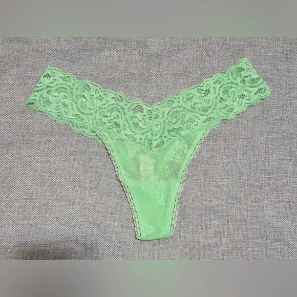 Victoria's Secret Angels Lace and Mesh Low Rise Thong - Picture 1 of 4
